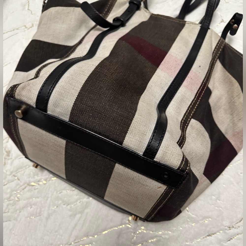 Burberry (Authentic) - Picture 9 of 16